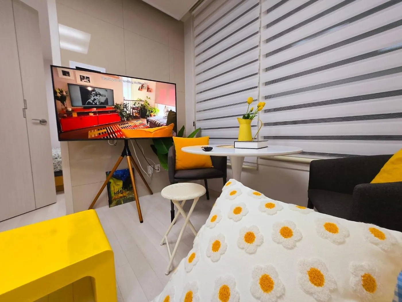 Apartment Gamseong House #Gimpo Airport 10 Min #Hwagok Station #Netflix #Beamprojet #Niceview Seoul South Korea